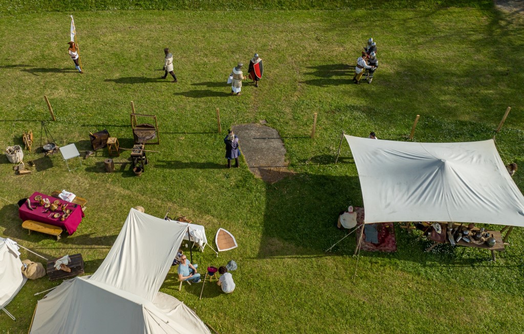 Reconstitution historique d’un campement XIIe  ...