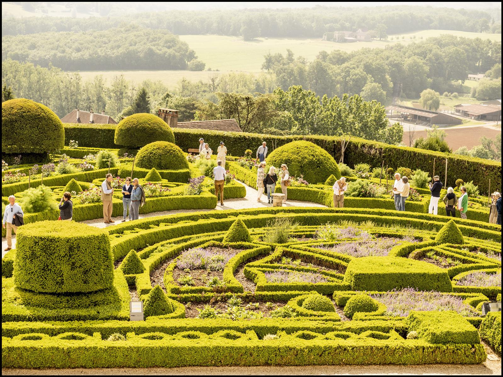 Promenade commentée dans les jardins à la fran ...