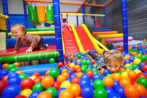 Wakari - 1,000 m2 fully secure indoor play area for children - Play parks /  Trampolines in Marsac sur l'Isle - Guide du Périgord